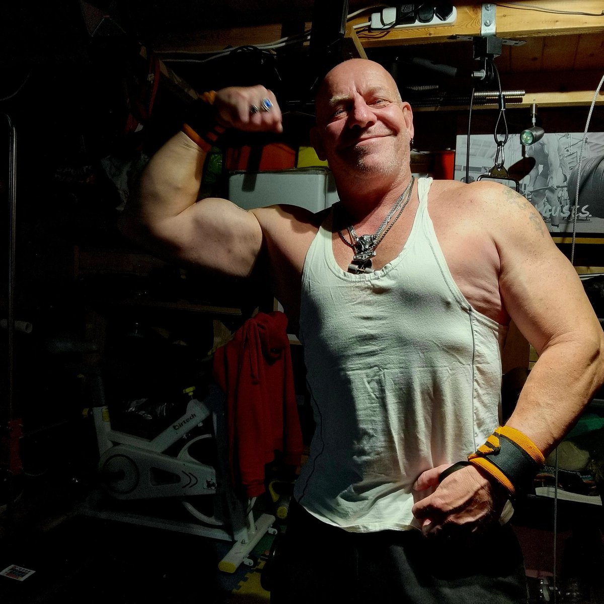 So happy it is weekend 🙌 🤗 
#oldschoolbodybuilding #homegymlife #goldenerabodybuilding #nopainnogain💪 #gymequipment #staystrong💪 #bodybuildinglifestyle #bodybuildingmotivation #healthylifestyle #fitnessaddict #fitnessmotivation #musclebuilding #weighttraining #trancemusic