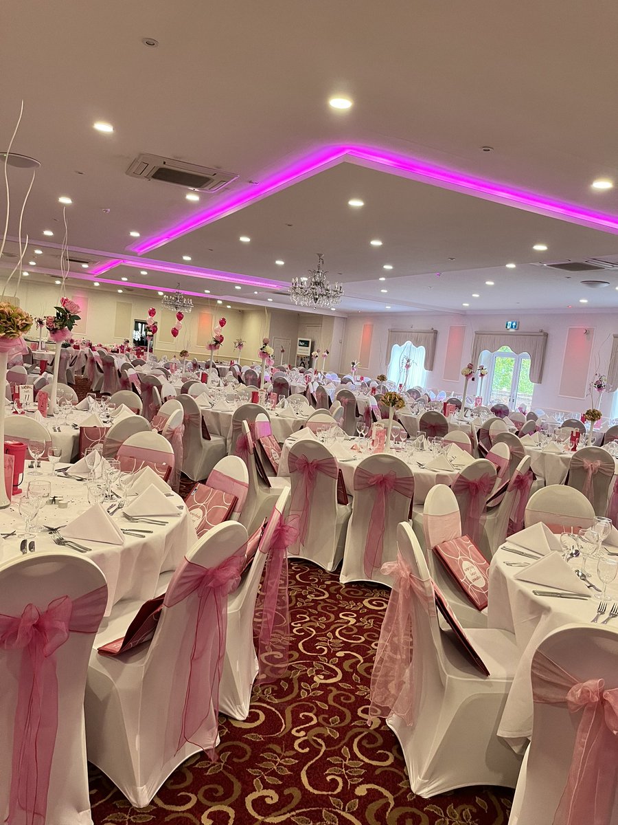 k_leather's tweet photo. Loving the @BankHouseHotel1 it’s such a stunning hotel for any kind of event. How beautiful does this room look for tonight’s  @wbuhaven  ball @LynnMDarling https://t.co/W3vTYWd87a