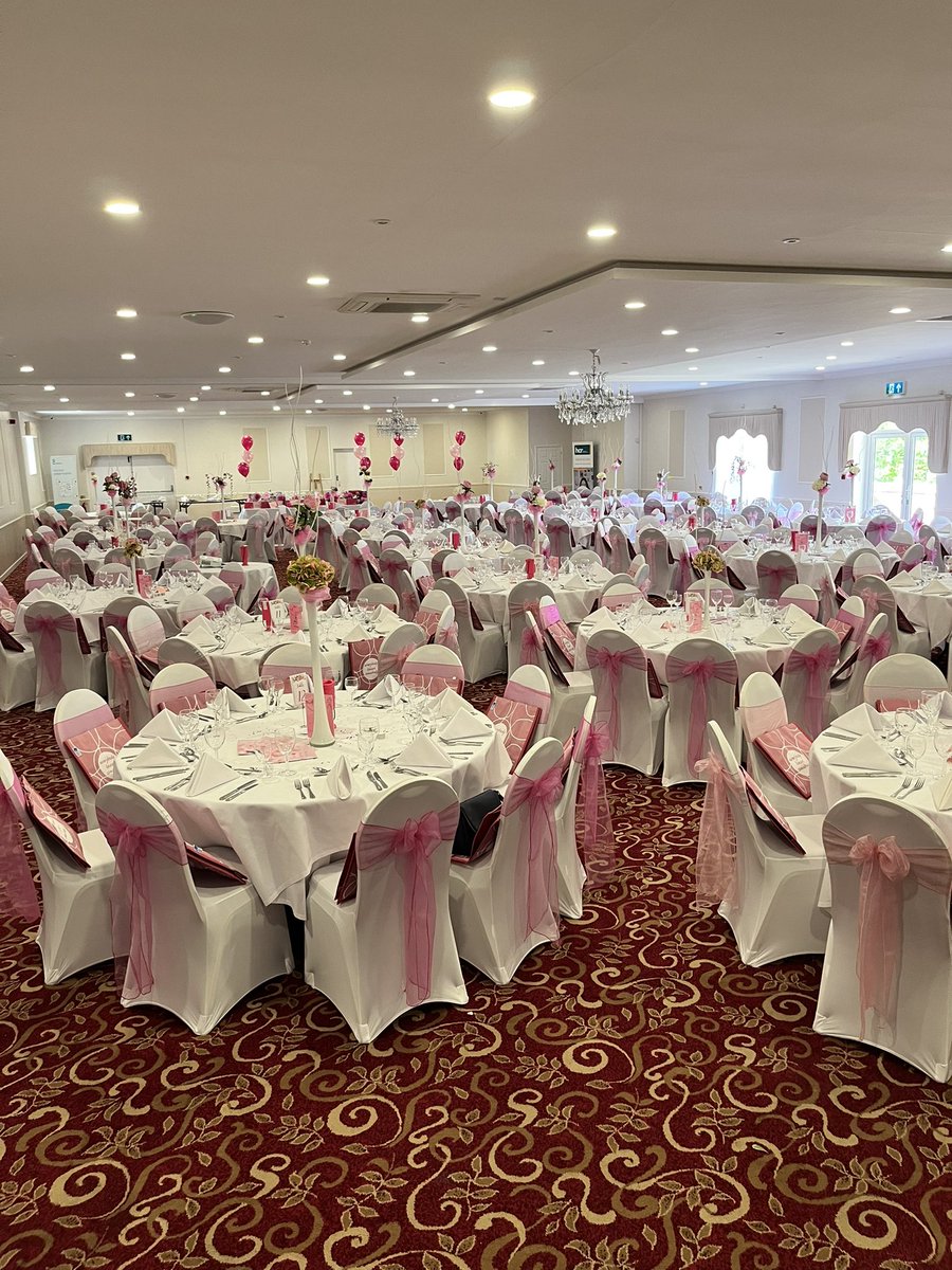k_leather's tweet photo. Loving the @BankHouseHotel1 it’s such a stunning hotel for any kind of event. How beautiful does this room look for tonight’s  @wbuhaven  ball @LynnMDarling https://t.co/W3vTYWd87a