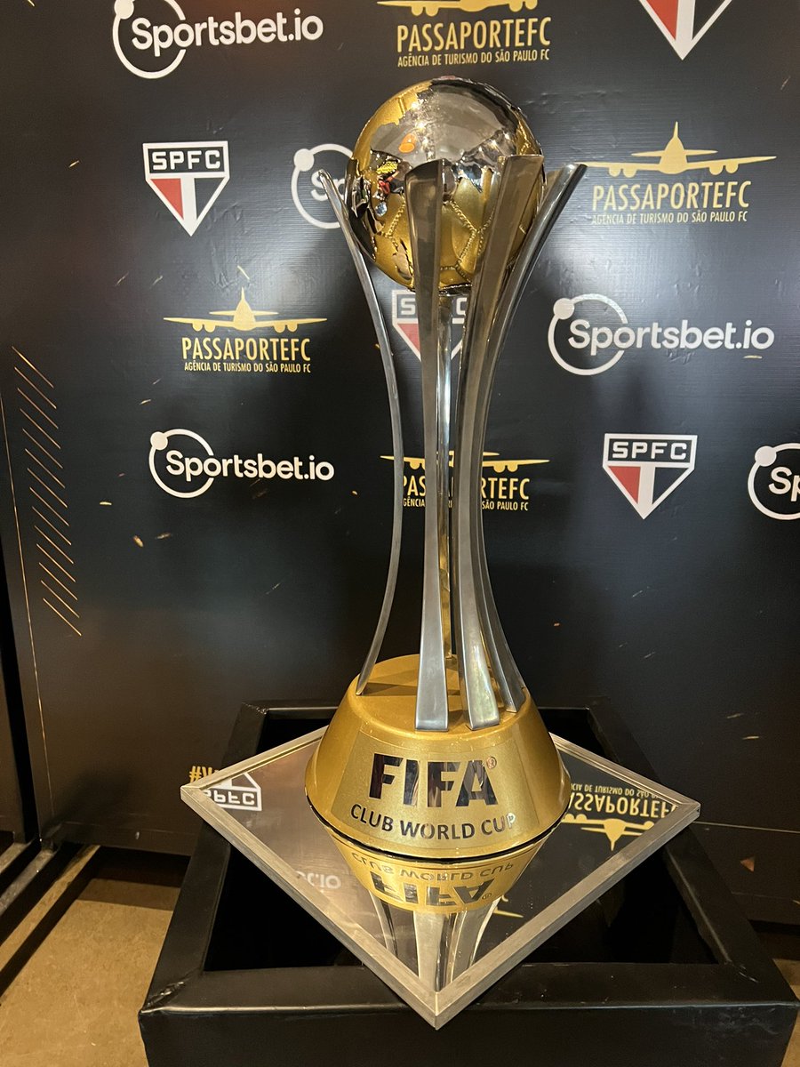 guinapolitano's tweet photo. Os palmeirenses choram vendo essa imagem! O Palmeiras não tem mundial! Nunca terão! #VamosSaoPaulo https://t.co/5uL29Wm1QH