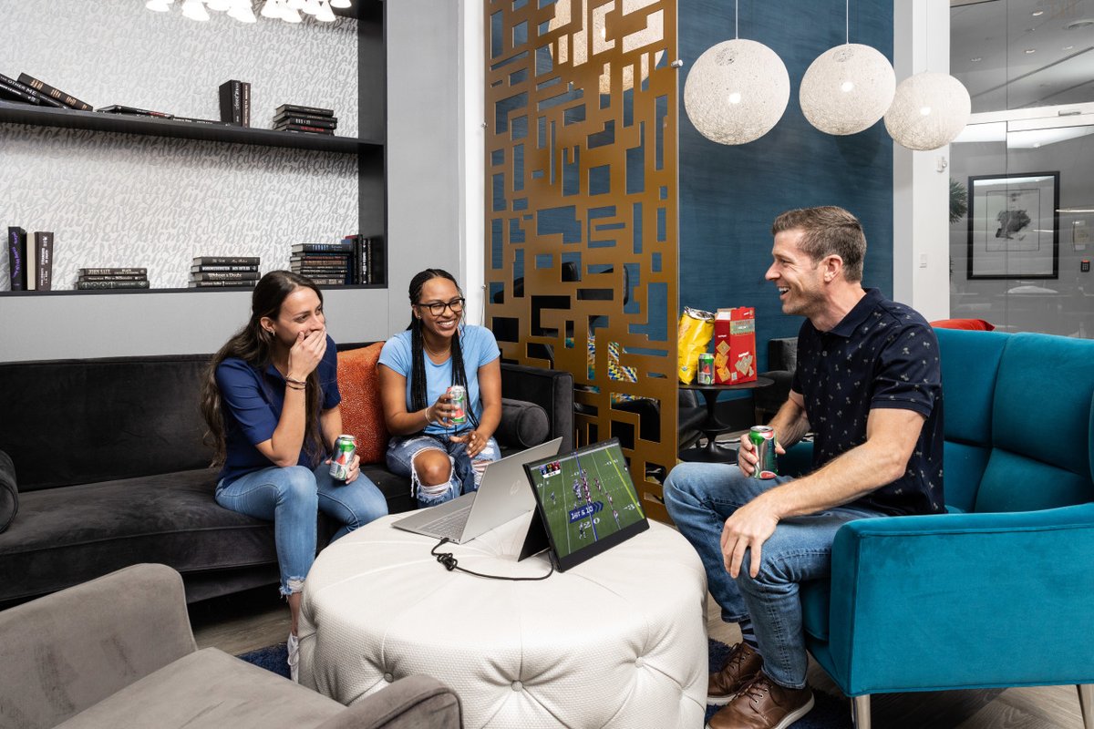 sidetrakmonitor's tweet image. There's no need to miss any of the action on #CollegeGameDay.

Double your viewing capacity to experience your favorite #CollegeFootball games wherever you go with the SideTrak Solo Pro HD: ow.ly/JluN50KTopT
#laptopsetup #gamedaysetup