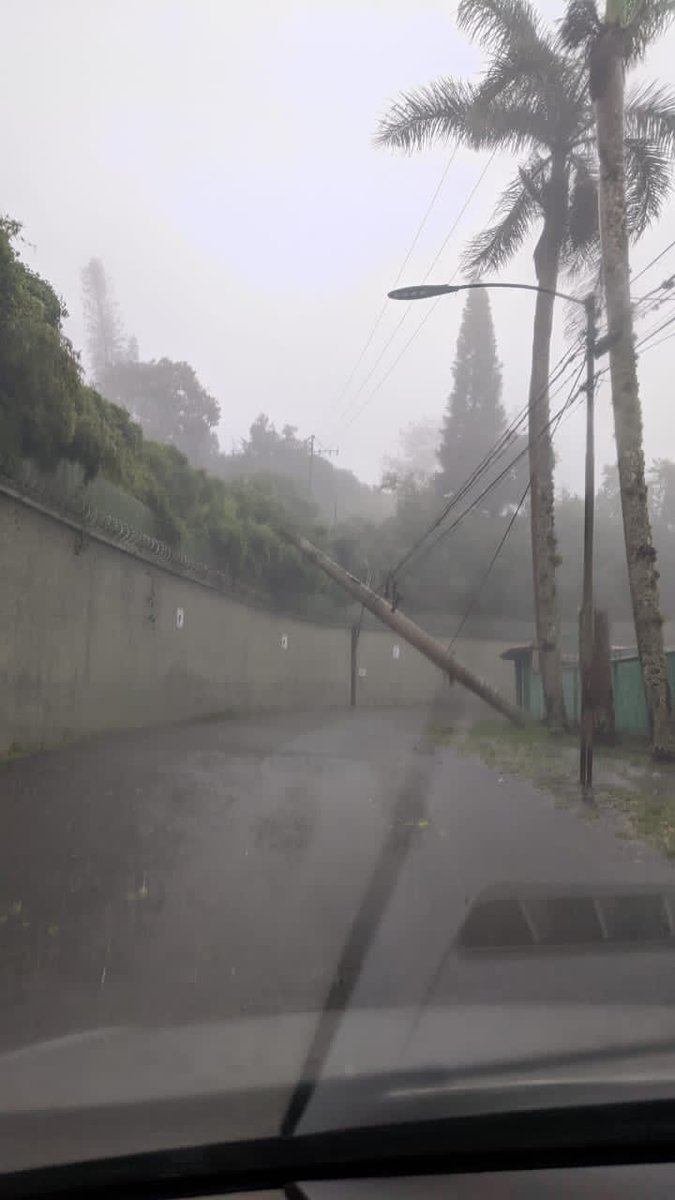 ServiciosEH's tweet photo. 01/10. Dadas las lluvias y fuertes vientos del dia de ayer. Se reporta poste inclinado en la Calle Oripoto, afectando vialidad. @CorpoelecInfo @CorpoelecMiran @ElHatillo @eliasayegh https://t.co/i14uVDashT