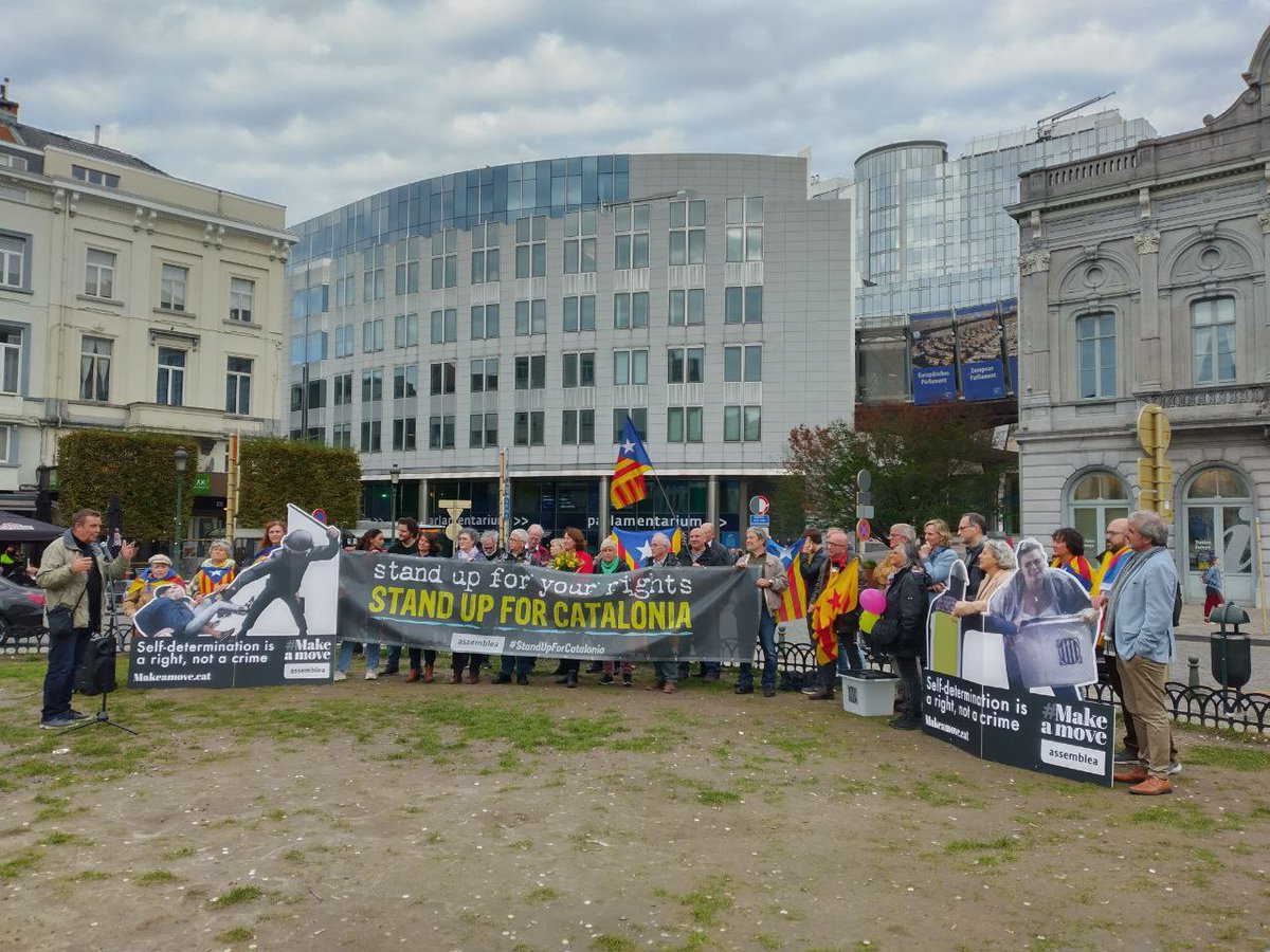 ⬛️⬜️🇧🇪Assemblea’s foreign branch in Brussels, @Ancbru has organised a rally in support of the mandate of Catalonia’s #indyref.

In #Catalonia and abroad: we march towards the same goal, the independence of our country. Self-determination is a human right, and we'll exercise it!