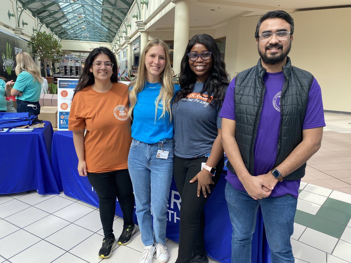 @RGHIMProgram residents volunteering on this gorgeous fall weekend, spreading the good word on diabetes health! Busy table with lots of interest. Great job 👏 👏👏 @Rochesteryoda <a href="/ROCRegional/">Rochester Regional Health</a> <a href="/guessmshell/">Michelle Simmons</a> @VergheseBasil