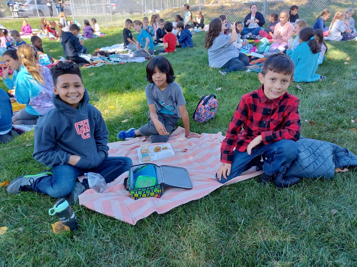 mkjeldsen2's tweet photo. What a beautiful day for a VIP Picnic! #oakridgemustangs https://t.co/5fnRJTRpWj