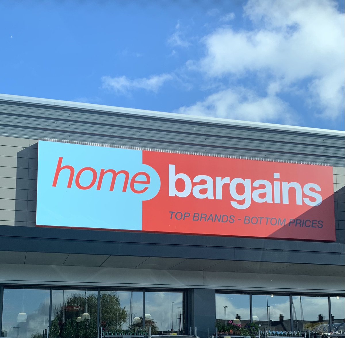 georgie_maia's tweet image. What’s the most random thing you’ve bought at Homebargains? Went in today for a soft drink came out with a plate holder 🤣
#randompurchase #homebargains