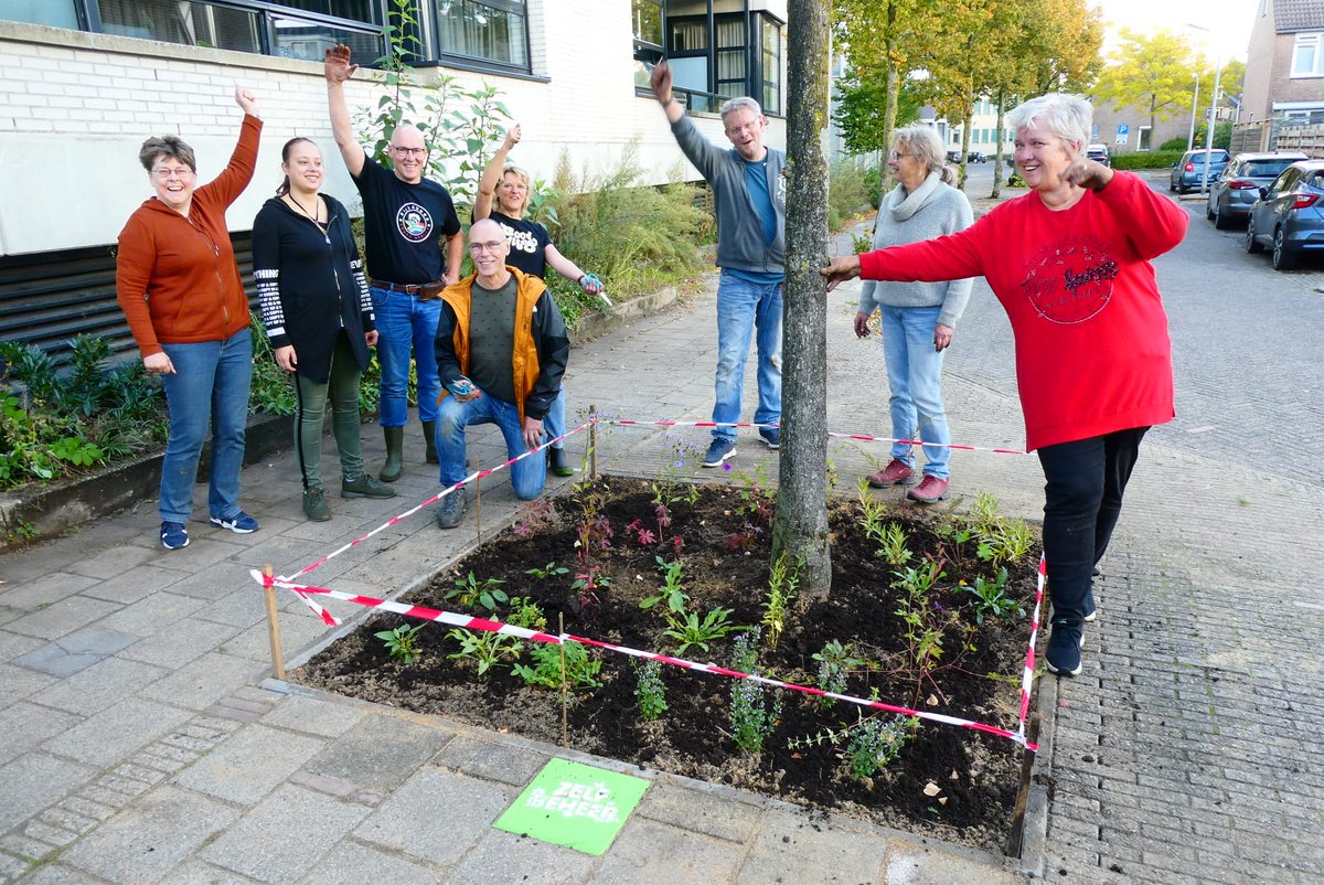 Onze straat, de Van Sytzamastraat, heeft vandaag 5 boomspiegels beplant. We zijn heel blij met het resultaat en kijken uit naar de lente. 
#Amersfoort #boomspiegelfeest