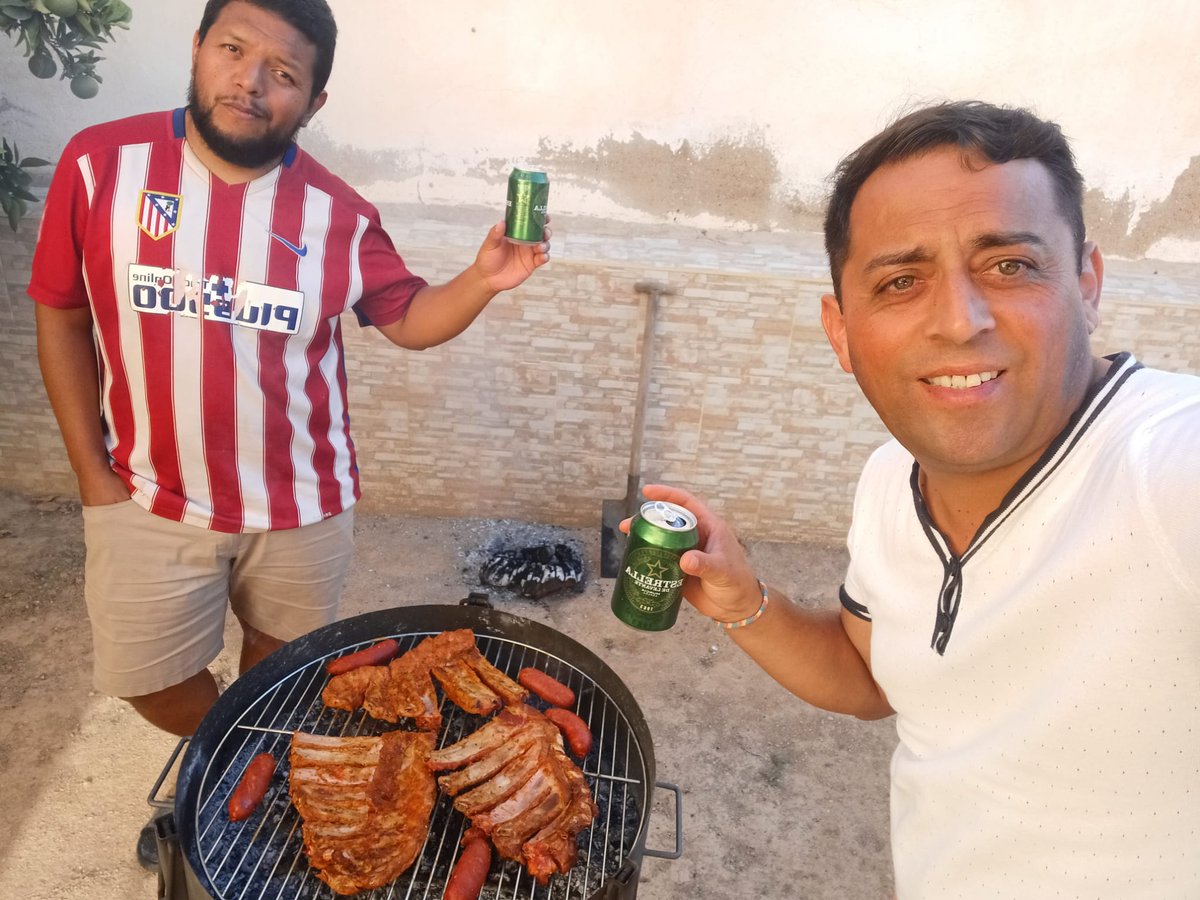 PedroLemusSV's tweet photo. Ya de previa, gracias a los oficios de @JulitoPapuchi, esperando que juegue el glorioso Atlético de Madrid 🔴⚪🔴⚪ https://t.co/iSlEHSDbXH