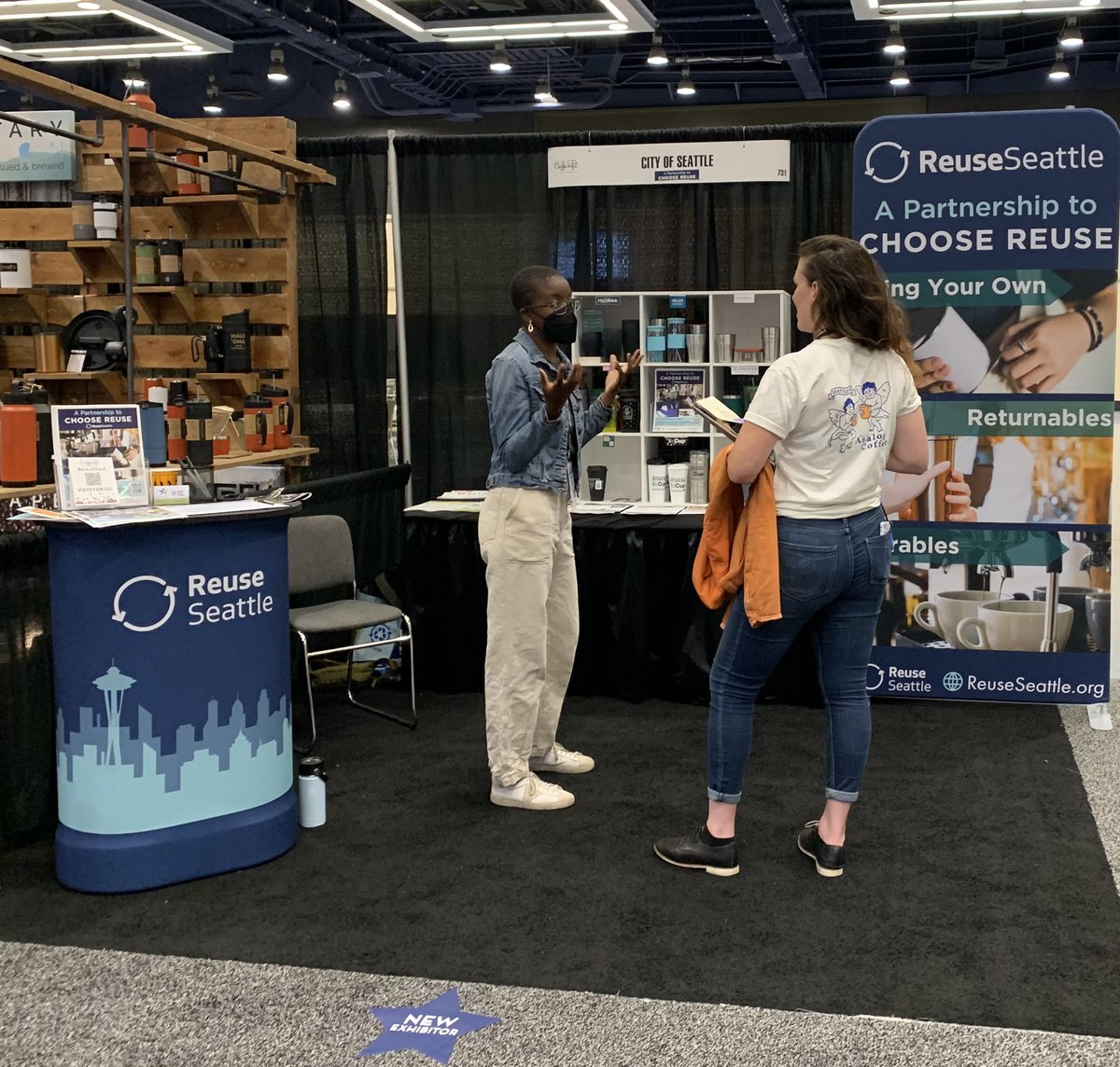 patrecycles's tweet image. #CoffeeFest  Our Reuse Seattle team is making a splash at @CoffeeFestShow @WAConvention to promote coffee service in cafes via ‘Returnable’ reusable cups, durable dine-in cups, and BYO folks! Thanks to our partner reuse vendors and @SeattleSPU, Blue Daisi &amp;amp; @CascadiaCG1 staff.