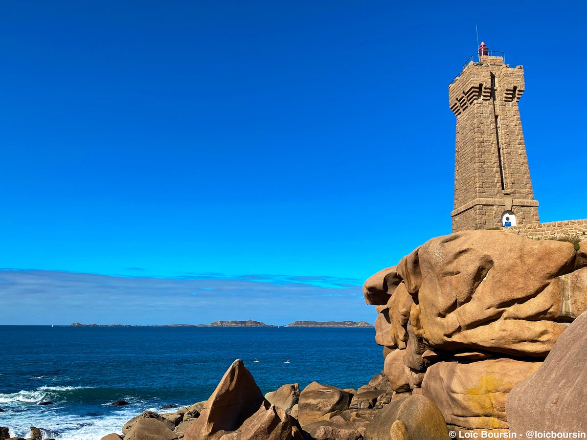 LoicBoursin's tweet photo. Magnifique temps au phare de #Ploumanach en #Bretagne ! 🌟 https://t.co/BzFiDfpk7U