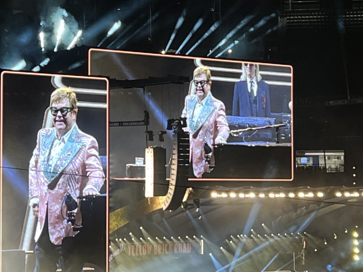 mc_andro's tweet photo. #EltonFarewellTour ❤️🧡💛💚💙 https://t.co/8f8jKEpfKk