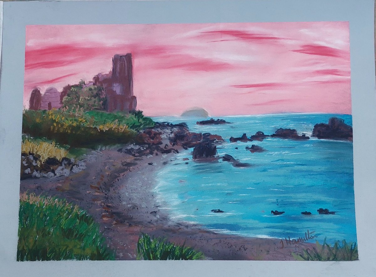 TraceyHam4's tweet photo. Dunure in pastel #Artists #paintings https://t.co/OkxIvmuVd2