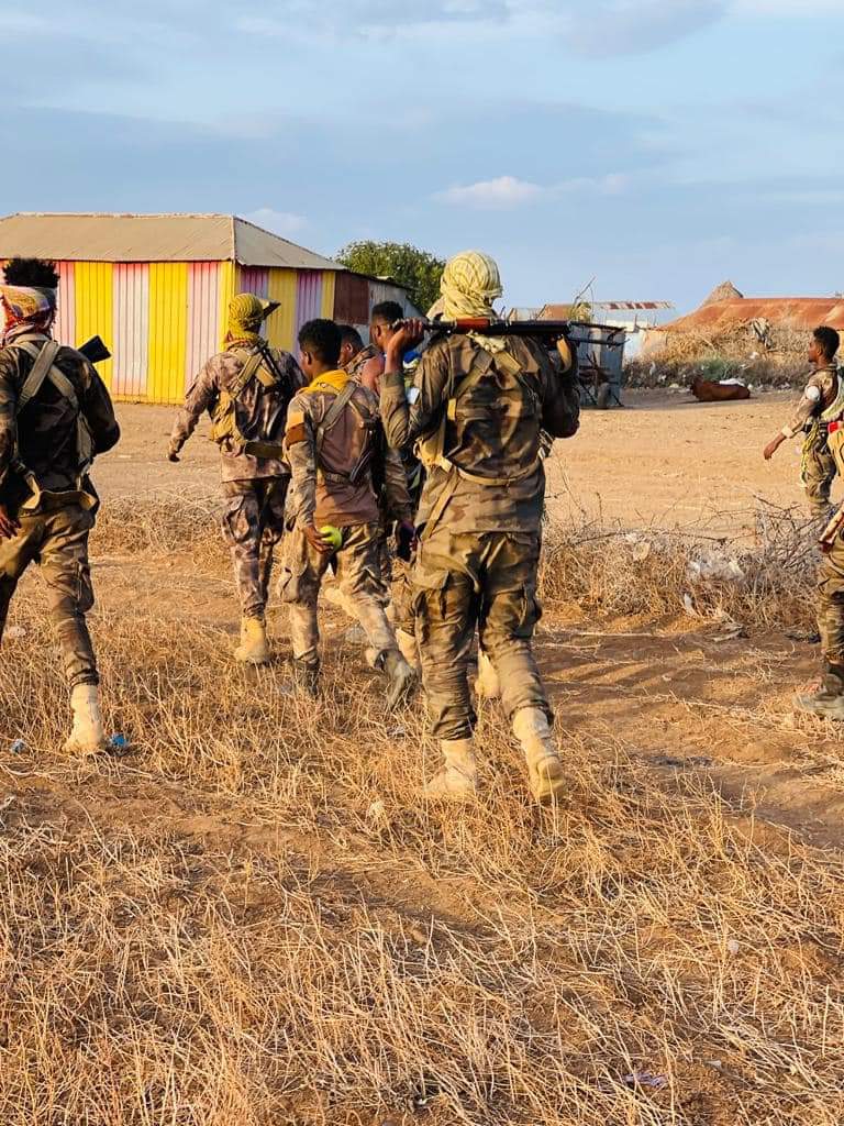 Ciidanka Haramcad waxay bilaabeen u aargudida Shahiidkeen FARXAAN QAROOLE. DIGNIIN
Cadowga Dagaal Toos Ah idinkuma aado Ee Miinoyinka Iska Eega!.
Insha Allah Guul, Ciidankeeygow🇸🇴🙌
@NEWSYL15
@Sabuul_Galeey @Wadani_Hubeysan <a href="/Safia8885079/">Safia Saciid</a> <a href="/BoobeMohamed/">Naasir Maxamed Boobe</a> <a href="/amalm11105147/">halima y</a> <a href="/Muhsin_Hass/">Muhsin</a>