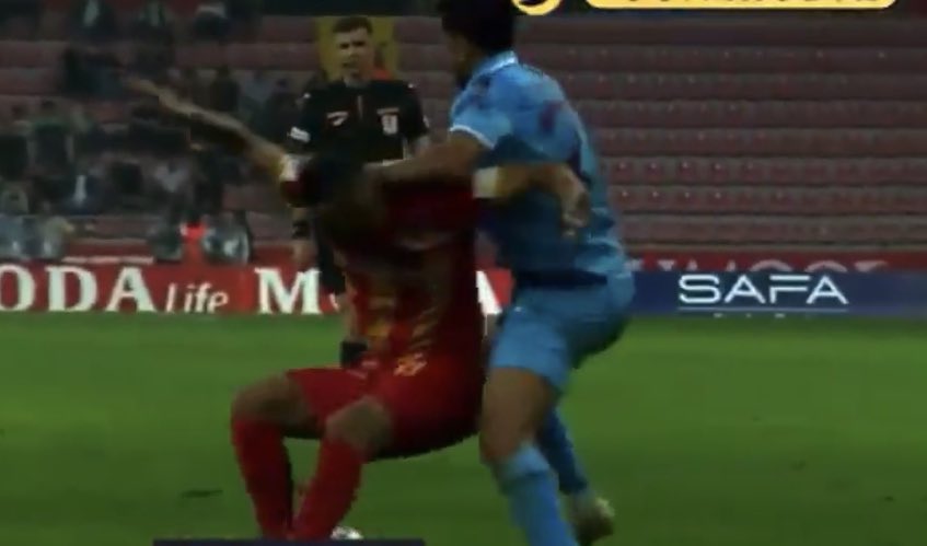 Trezeguet önce Onur Bulut’u itiyor. Sonra boynuna yumruk indiriyor fakat karar Trabzonspor lehine penaltı.

Her hafta ayrı bir tiyatro izliyoruz.
Siyaset Trabzonsporbelediyespor için iş başında!

#Kayseridekaragece