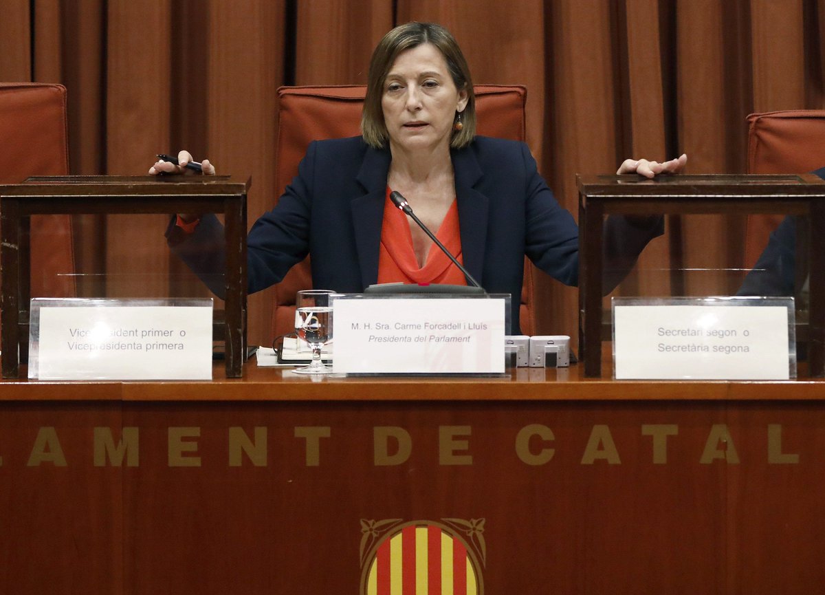 SomTarda's tweet photo. Xiular a Carme Forcadell és fàcil: només calen dos dits, una boca, i poc cervell.

El difícil és el que va fer ella: posar-se davant d'un Parlament, amb totes les incerteses sobre el que vindria, a llegir la declaració del 27 d'octubre.

Tot el suport i l'estima, @ForcadellCarme. https://t.co/KWmXpDZwwf