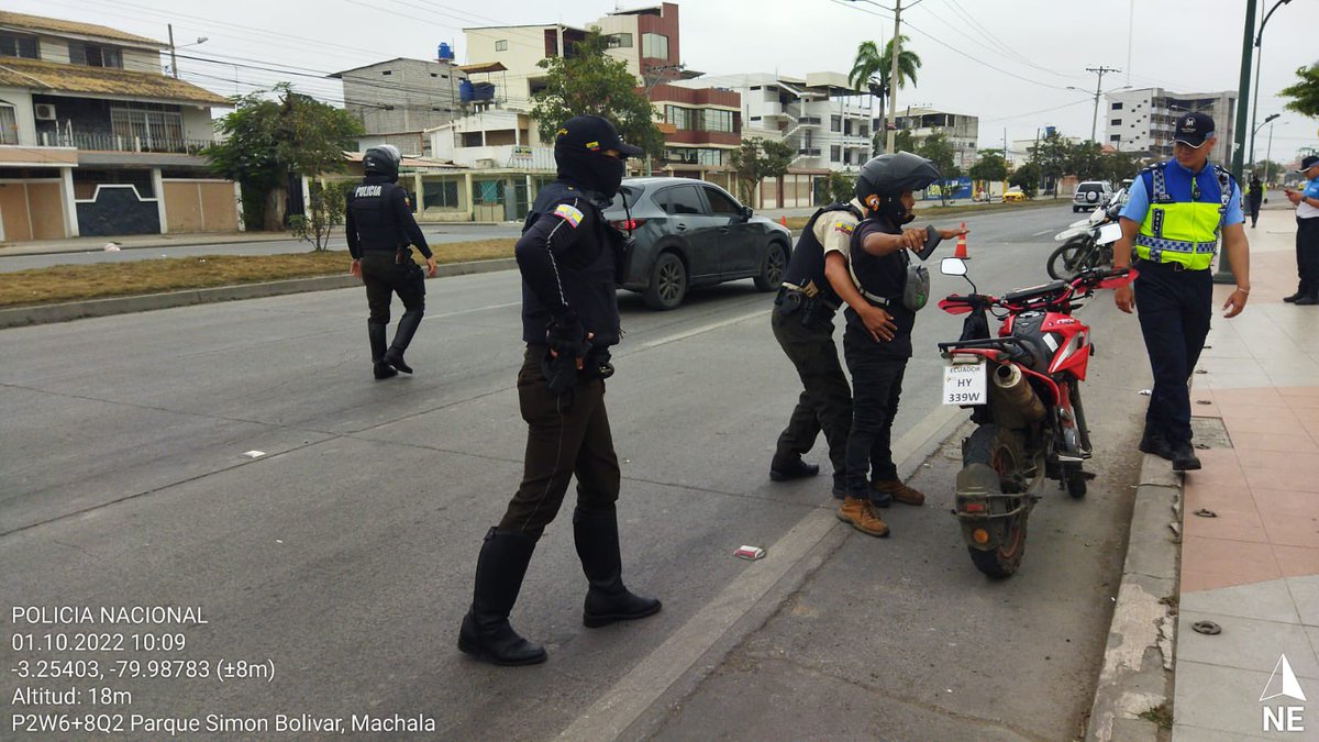 GoberElOro's tweet photo. 📌 Fortalecemos la seguridad con operativos mixtos. Nuestros elementos de @PoliciaEcuador junto a @MovMachEp incrementaron puntos de control en #Machala, para hacer cumplir disposición de circulación de una persona en moto, con las excepciones respectivas. 

#PlanRescateEcuador🇪🇨 https://t.co/0zUeyXVTYx