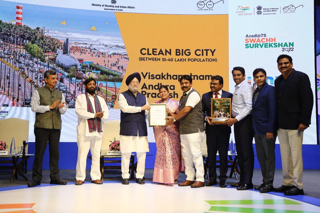 Visakhapatnam, Andhra Pradesh makes its way in securing India's 'Cleanest Big City' in the category of the 'population between 10-40 lakh', making the dream of Mahatma Gandhi of a 'clean nation, healthy nation' a reality. #SwachhSurvekshan2022 #SwachhAmritMahotsav #IndiaVsGarbage