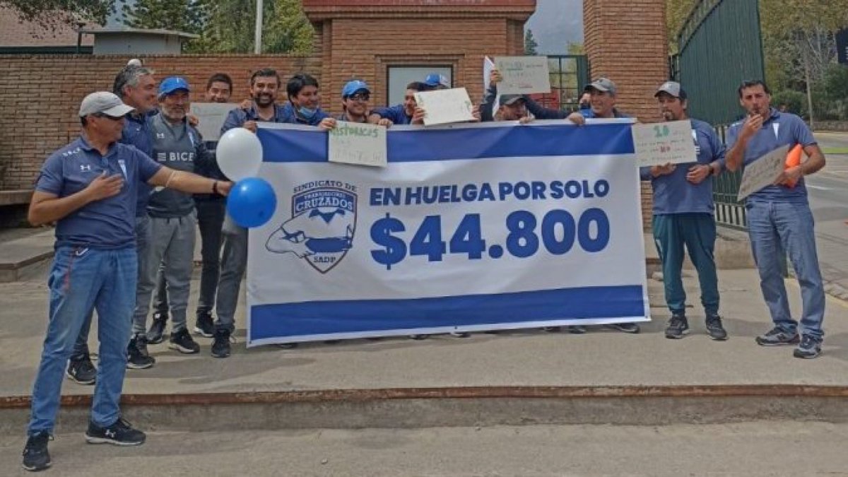 ccu_federacion's tweet image. Chile. Las y los trabajadores del Club Deportivo Universidad Católica llevan 4 días de huelga, pese a las millonarias ganancias de la empresa futbolística: Un partido peleado
federacionccu.cl/2022/10/01/chi…
