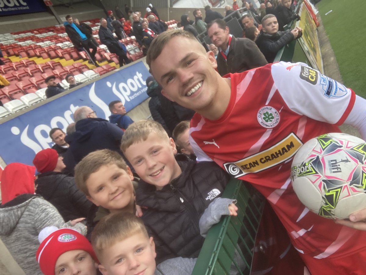 BaileBocht's tweet photo. Unreal first half hat trick ⁦⚽️⚽️⚽️@Roryh96⁩ with Hollybrook Cliftonville supporters club!! #youreds ⁦@cliftonvillefc⁩ top of the league!! ❤️🤍❤️🤍 https://t.co/xmhFkwB631