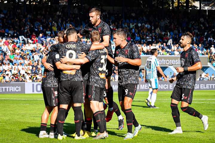 Genoarg's tweet photo. Ilusión ❤️💙

Partidazo de Genoa que fue muy superior a Spal.
Goles de Massimo Coda y Albert Gudmundsson para el triunfo 0-2 en Ferrara.
El Grifone se ubica cuarto a un punto del líder.

#SpalGenoa https://t.co/HvwzMxpiPd