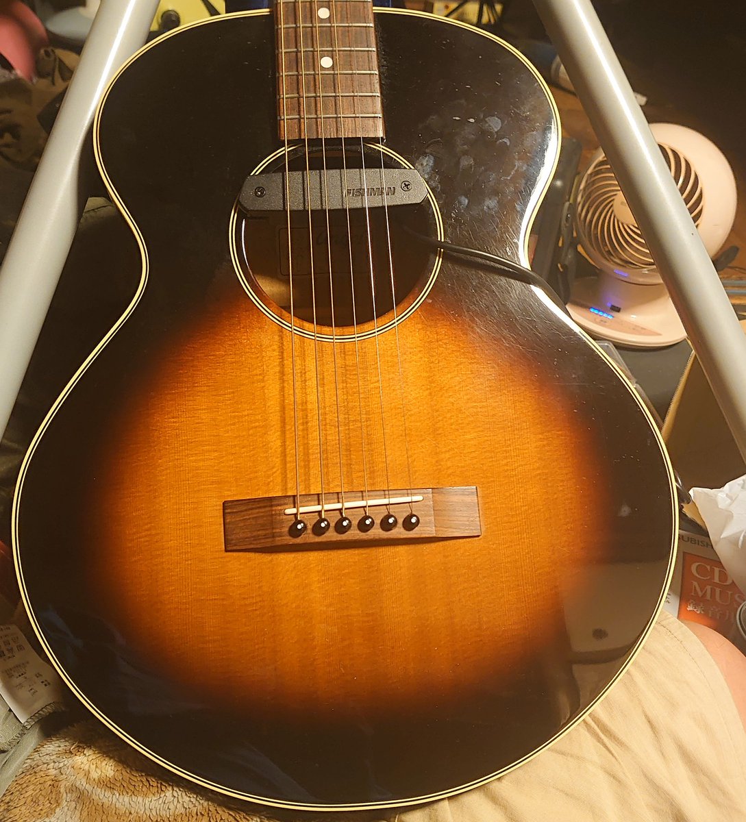 a_show_soul's tweet photo. 念願で入手したファリダのGibsonモデルのショートスケールに慣れるためにずっとさわっとるわけやが。今日は気分転換にもうひとつのGibsonモデルのANGEL7で桟橋に練習に来てみたら不思議なくらいに鳴る。これはライヴで使えるレベル。これはいけるな。 #kenguitars #ANGEL7 https://t.co/bRhkXc6y91