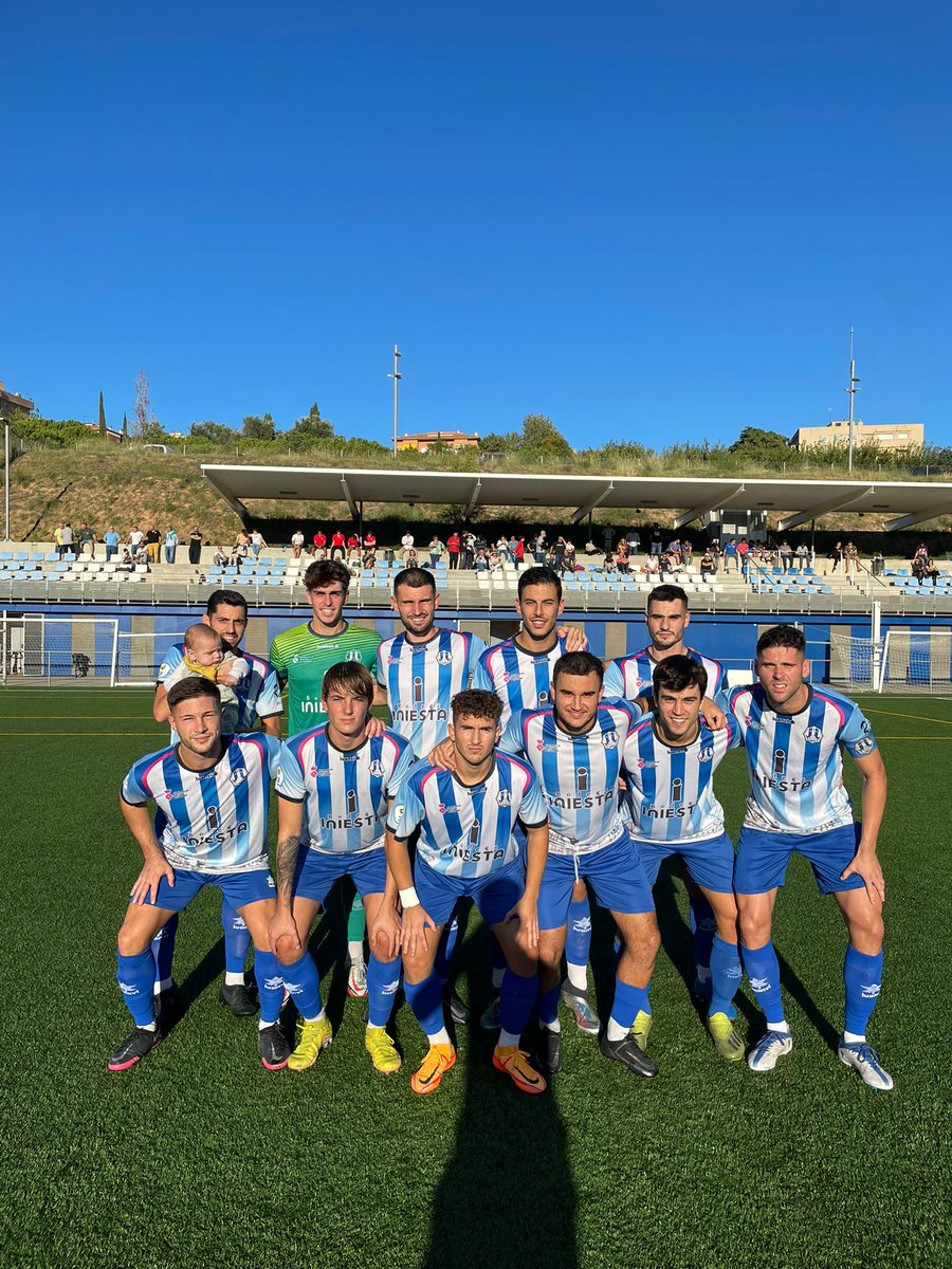 SantfeliuencFC's tweet photo. #PrinerEquip Aquest es el Primer 11 de la temporada 2022-23.
Visita especial de la dona i la filla del gran @davidromo14 

@SantfeliuencFC - @cfmartorell 

#1CatG3 #HoTornaremASentir https://t.co/OFsBtXCKyh