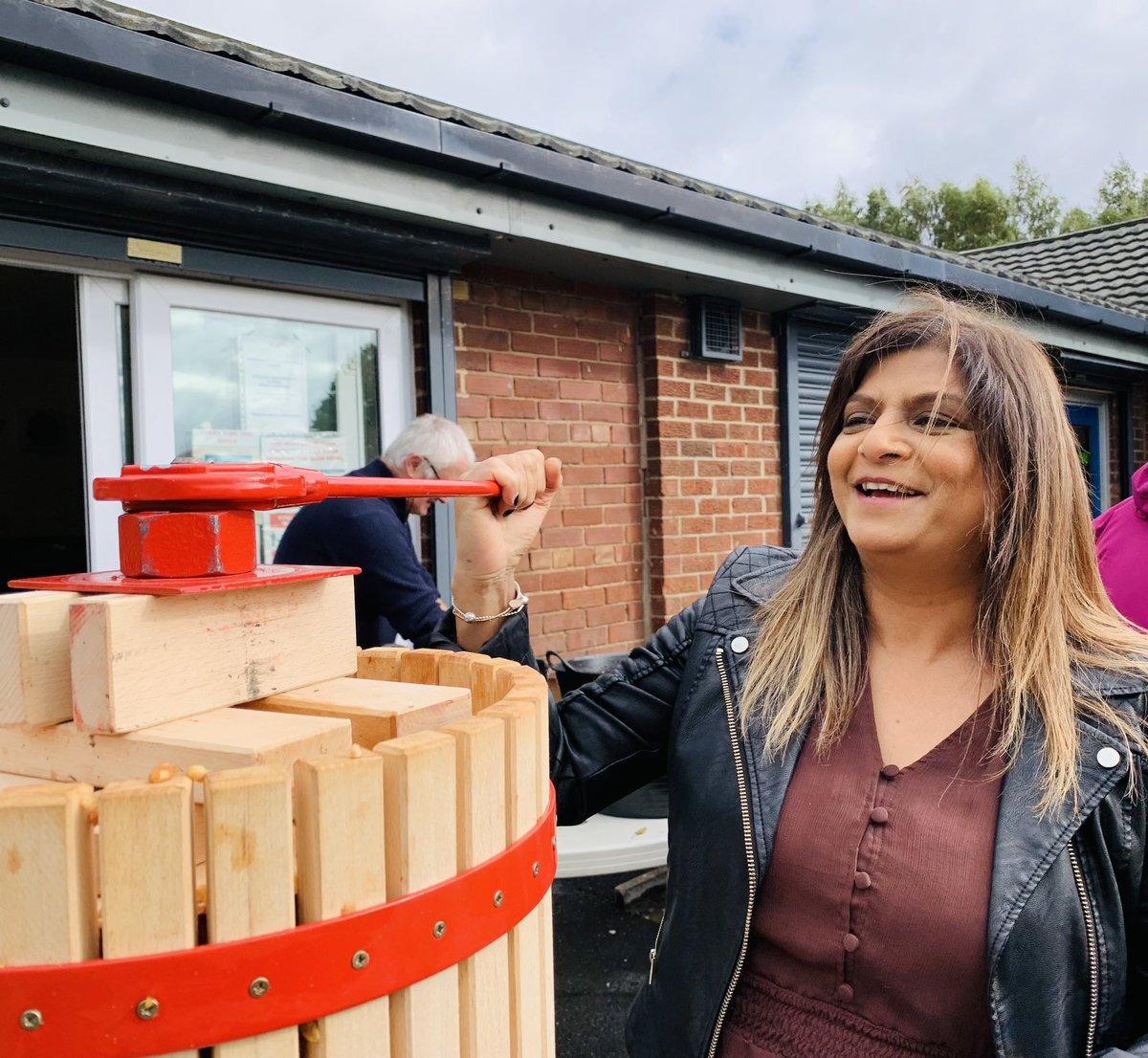 We had to go all ‘old skool’ with a manual scratter today as our electric one is poorly sick. It was the press that proved the main problem in the end, but we (or rather Rob) battled on and everyone slurped on juice and took some home too. 
Great folk, great convo, great event 🍎