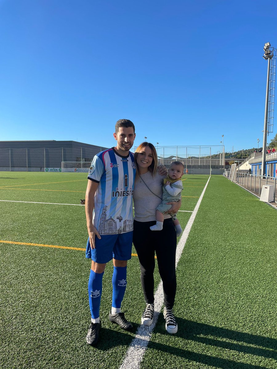SantfeliuencFC's tweet photo. #PrinerEquip Aquest es el Primer 11 de la temporada 2022-23.
Visita especial de la dona i la filla del gran @davidromo14 

@SantfeliuencFC - @cfmartorell 

#1CatG3 #HoTornaremASentir https://t.co/OFsBtXCKyh