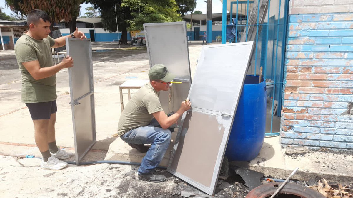 Cavim_Fanb's tweet photo. @Cavim_Fanb continúa trabajando en la adecuación de la U.E.N.B José Antonio Maitín, para el pronto regreso a clases #BRICOMILES #BricomilesEnAccion #BricomilesEducativas #fanb #motorindustriamilitar #vmpdd https://t.co/ULOMc7MrK9