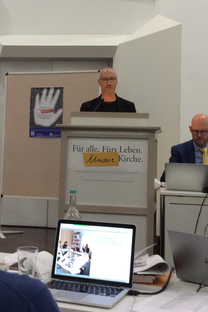 MelArens's tweet photo. Prof Krebs berichtet zum altkatholischen Seminar der Uni Bonn. Inzwischen besteht auch die Möglichkeit zu einer altkatholischen Promotion. Die digitalen und hybriden Studienangebote werden sehr gut angenommen. #aksynode https://t.co/6KycBWOPJ0