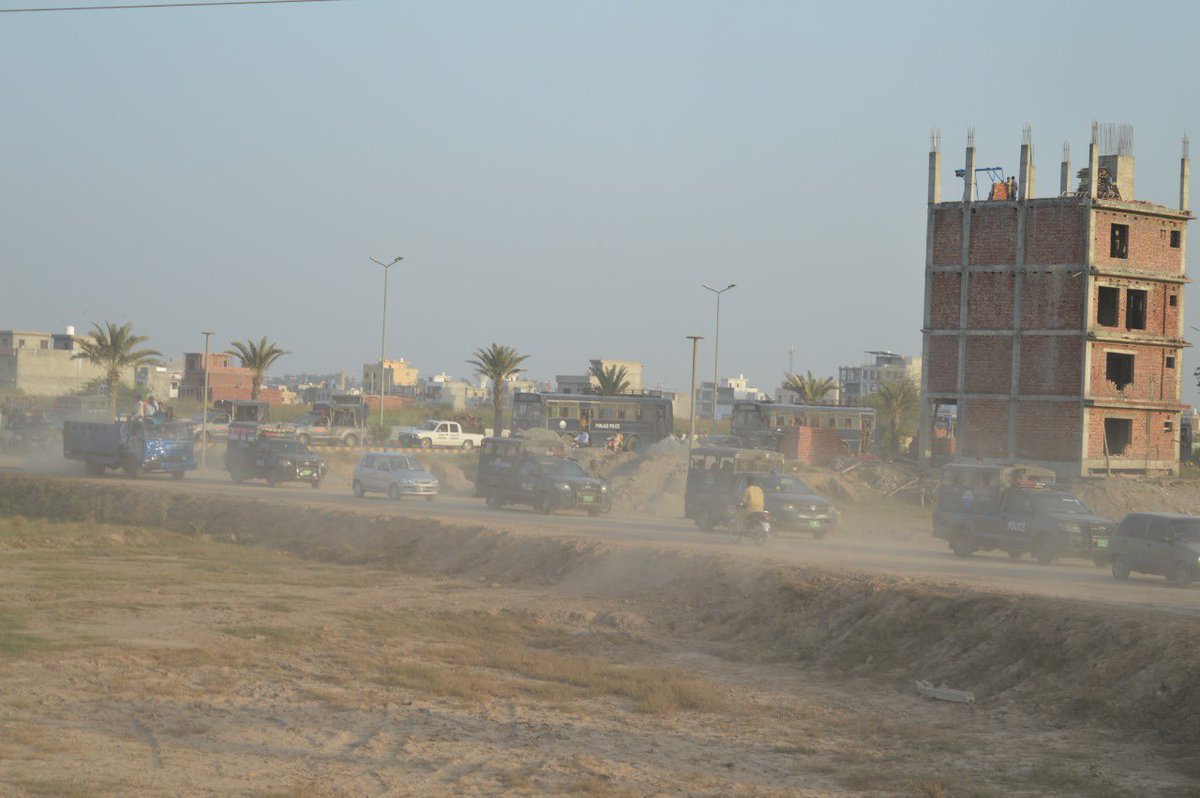 لاہور پولیس اور ضلعی انتظامیہ کا بااثر قبضہ مافیا کے خلاف علیم خان کی سوسائٹی پارک ویو میں گرینڈ آپریشن

اریگیشن ڈیپارٹمنٹ کی اربوں روپے مالیت کی سرکاری اراضی قبضہ گروپ سے چھڑوا لی 

پارک ویو سوسائٹی کے مالکان نے اریگیشن ڈیپارٹمنٹ کی نہر کو مٹی سے بھر کے پلاٹ اور سڑکیں بنائیں