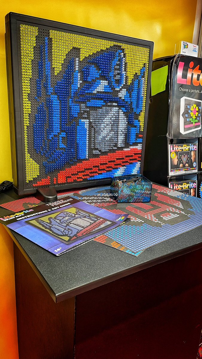 Now that this has been officially revealed at #HasbroPulseCon2022, I can finally admit to seeing the Lite-Brite #Transformers #OptimusPrime in person. This is made by @basicfuntoys under license from @Hasbro. We had a @ToyBook sneak peek 👀 #pulseofplay #HasbroPulse