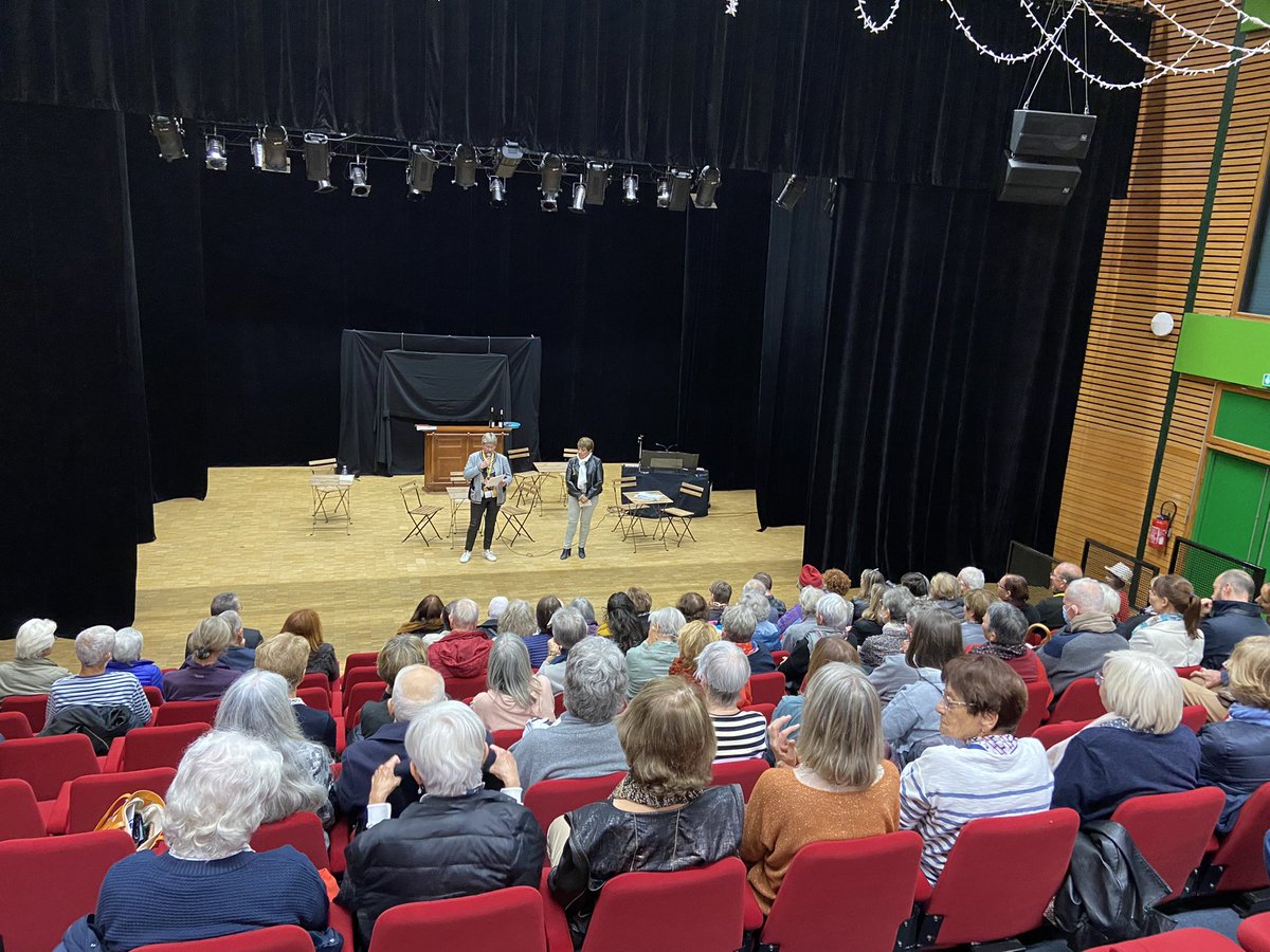 #ElusMSAenAction 
Lancement de la Première du spectacle Fugue en vieux majeurs, écrit par la troupe En Compagnie des Oliviers, avec un mot d’introduction de Claire Preschoux, adjointe au Maire de #JacobBellecombette et de Françoise Thévenas, Présidente de la #MSA Alpes du Nord.