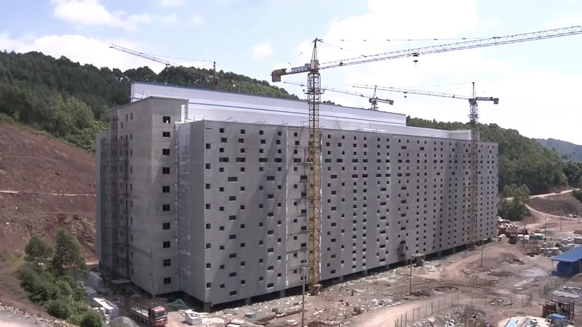 HOW TO START A #PANDEMIC 🦠 Build another “#HOGHOTEL” 🐷🏨 50 miles from #Wuhan, #China 🇨🇳 26 floors 1000 #Pigs per floor Each sentient individual will endure 6 months of fear and suffering, before getting their heads cut off for ‘#Pork’ #Veganism is a better solution! 🌱