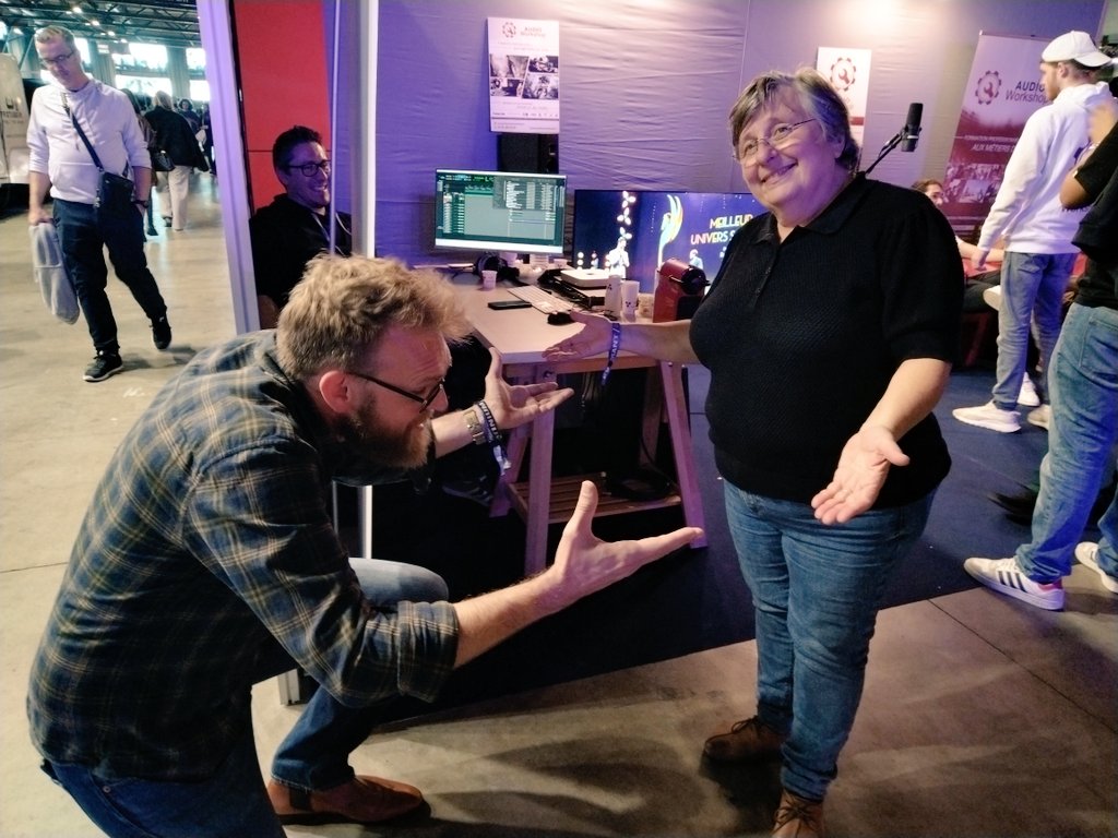 Faites comme François, allez rencontrer <a href="/LecordierB/">Brigitte Lecordier</a> sur le stand d'<a href="/workshop_audio/">Audio Workshop</a> au <a href="/MTPStreamShow/">Montpellier Stream Show</a> ! 🥰 (S'agenouiller n'est PAS une obligation, mais si vous le faites n'hesitez pas à nous partager vos photos 😂)