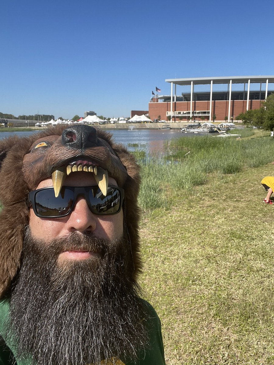 _bearhat's tweet photo. Beautiful day for a tailgate and a @BUFootball win!! #bearhat #SicEm https://t.co/MhWLUe3Mqo