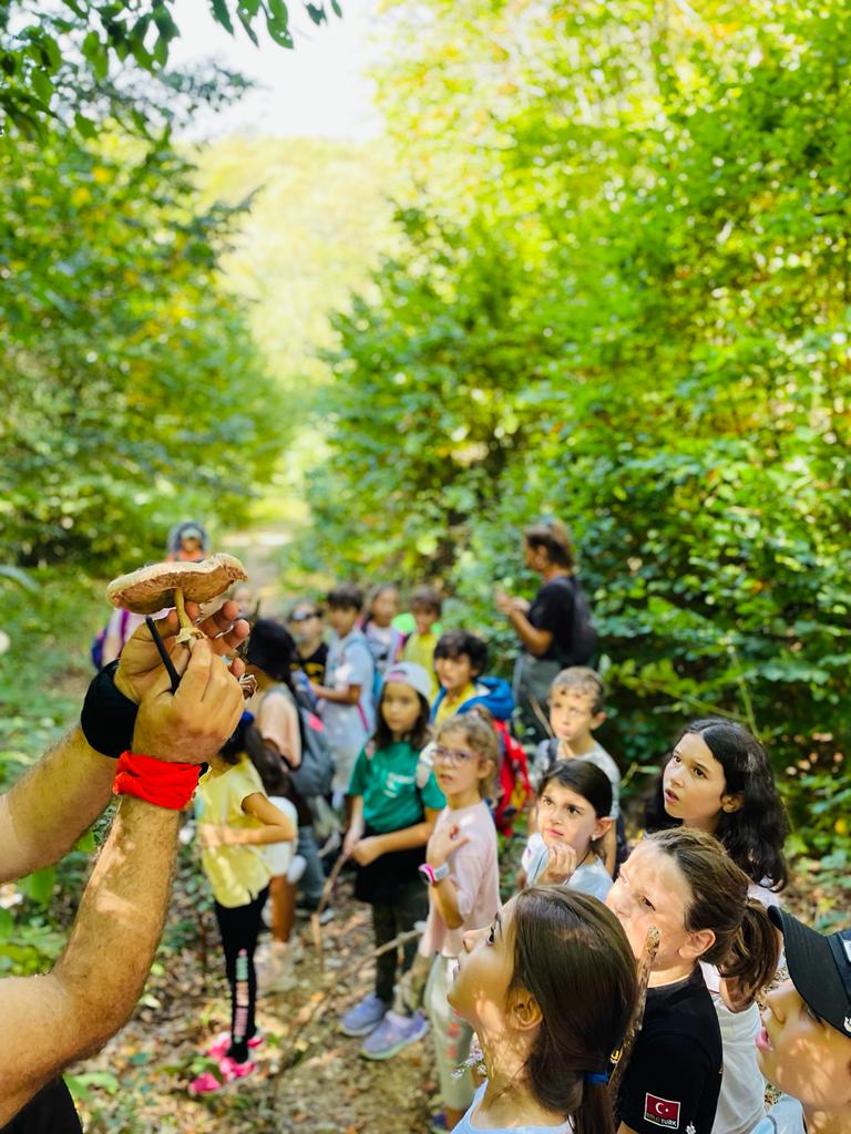 corlubk's tweet photo. Bilgi, keşif,eğlence dolu bir gün! 🐌🌿🐛🐍
İklim Değişikliği ve Farkındalığı dersimiz kapsamında,çocuklarımızda çevre bilinci oluşturmak için doğanın güzelliklerini onlara yaşatmayı amaçlayarak 6 km' lik doğa yürüyüşü etkinliğimizi gerçekleştirdik.
#Benimgezegenimbenimgelecegim https://t.co/vIvMQsUXBz