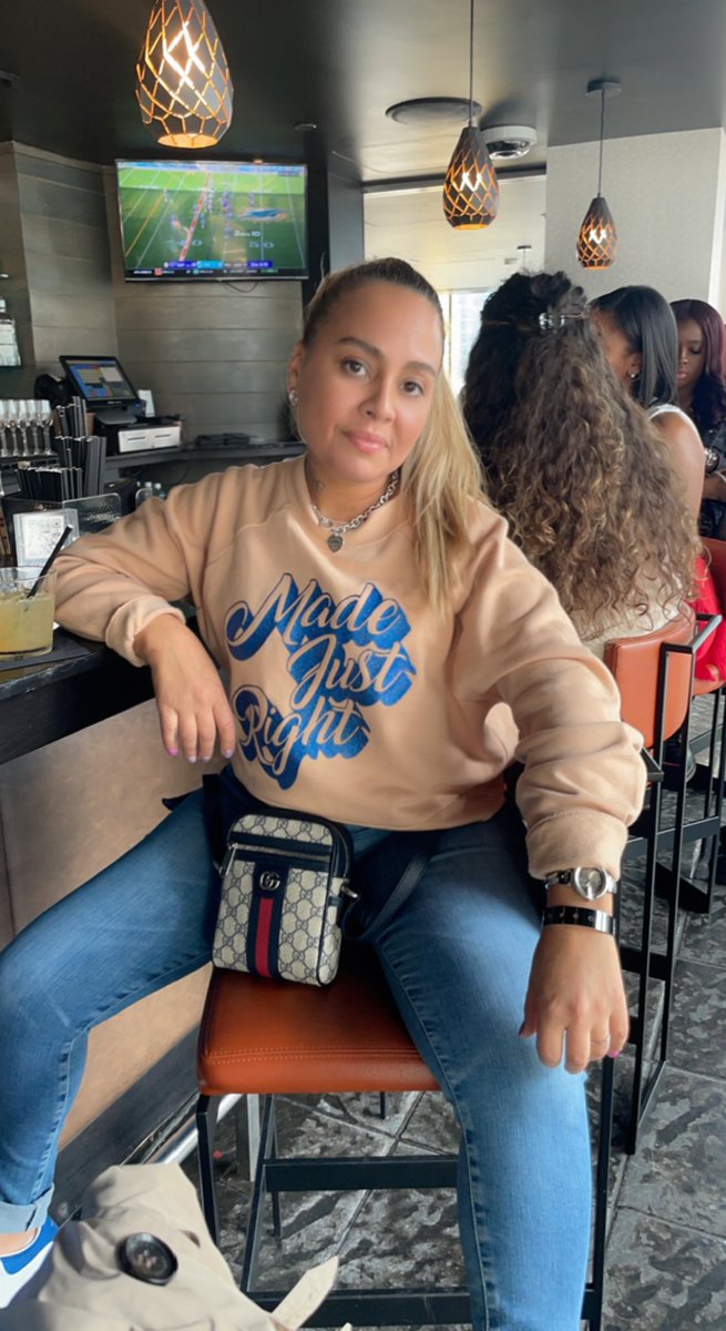 4gVERSE's tweet photo. #ChicagoDayParty #MadeJustRight #Gucci it was the girls trip for me!!!  #KevinHart #MaryJBlige #6Days #7Deep 👌🏽👌🏽💙💙🔥🔥🥂🍾 https://t.co/JXKCFhIb0A