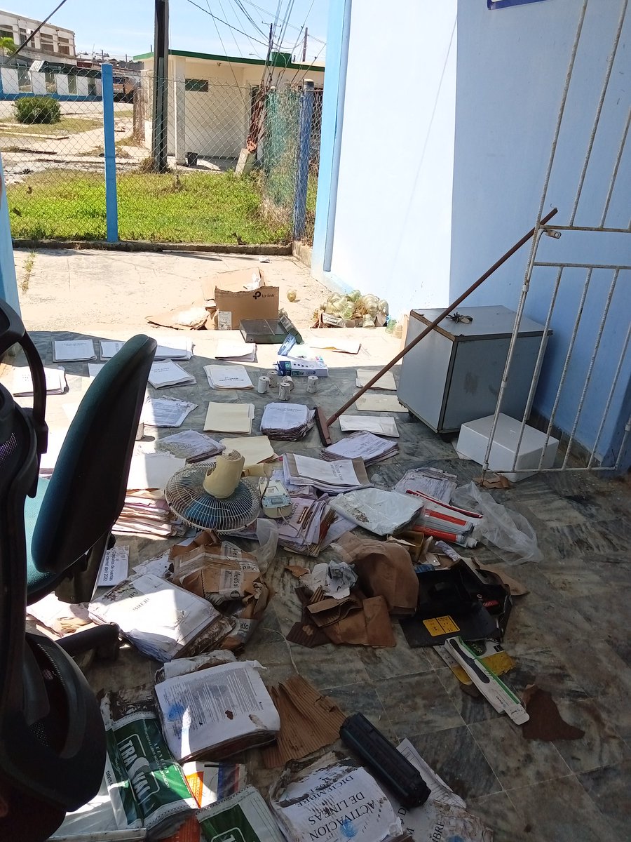 La Coloma, Comunidad pesquera de Pinar del Río que sufrió el paso directo del huracán Ian,hoy trabaja por recuperarse,con el apoyo de trabajadores de ETECSA,de varias provincias del país.#CubaViveYTrabaja <a href="/UlisesGuilarte/">Ulises Guilarte de Nacimiento</a> <a href="/MINCOMCuba/">Ministerio de Comunicaciones Cuba</a> #FuerzaPinar