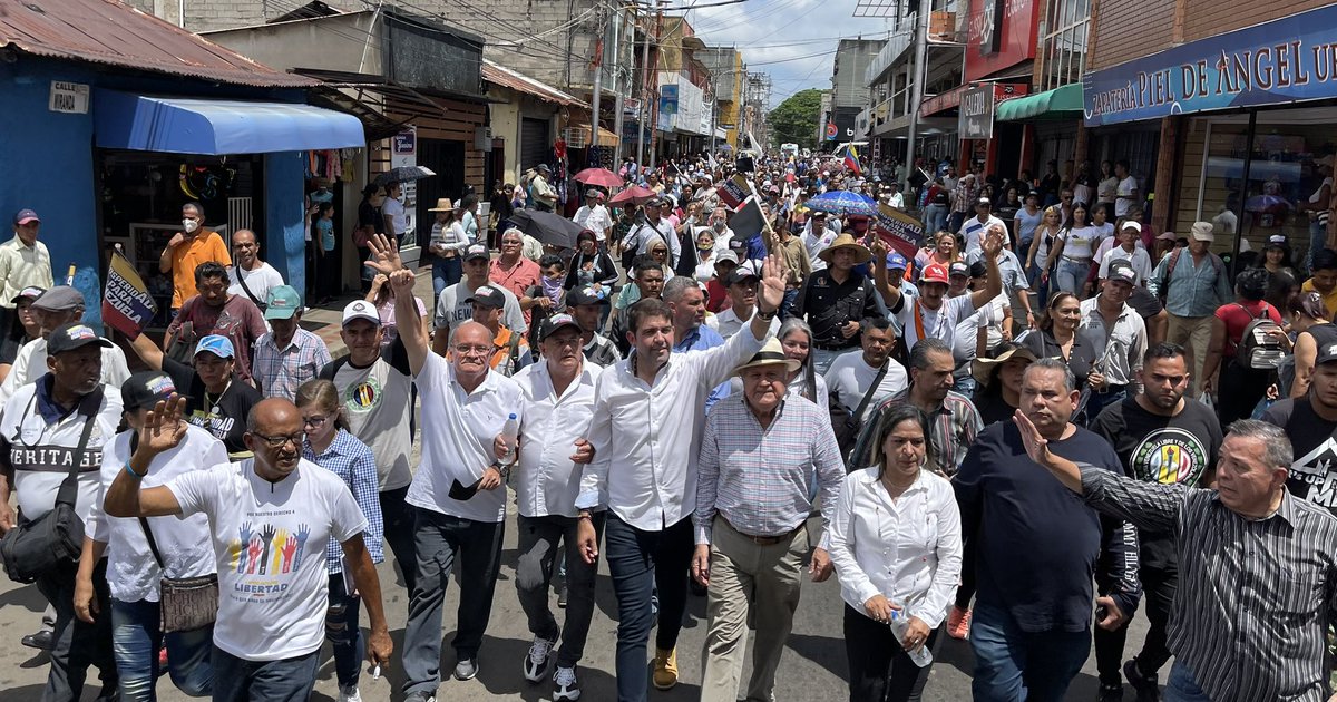 prospericarlos's tweet image. ¡Upata nuevamente demostró ser la cuna blanca de #Bolívar! 

Desde el Mun. Piar, caminamos con @FreddyValera_AD Sec. General, @juanmanuellbad Sec. Municipal y @Eduardozaraza10, ratificamos nuestro mensaje de esperanza para mantenernos de pie hasta lograr una Venezuela libre.