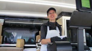 (L'Est Républicain): Bras-sur-Meuse. La crémerie nomade d’#Astrid a déjà un an : Il y a un an tout juste, Astrid Perrot, fromagère de formation, lançait sur les routes son « Petit plaisir crémeux », sa crémerie nomade. Maman de.. titrespresse.com/1487352209/pet…