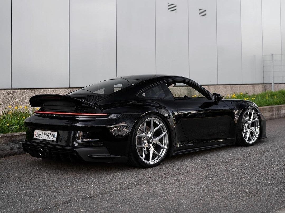PorscheCIub's tweet photo. Black Magic https://t.co/LNtZlONV6F