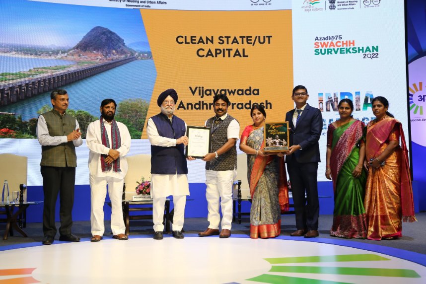 Hon'ble Minister, @HardeepSPuri confer the 'Cleanest State' award to Vijayawada, Andhra Pradesh. This award category shows the unprecedented collective efforts of the entire state, furthering the vision of #JanAndolan #SwachhSurvekshan2022 #SwachhAmritMahotsav #IndiaVsGarbage