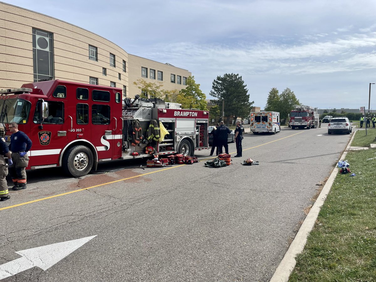 PRPS_JoelD's tweet photo. @Peel_Paramedics working hard at the warm and cold zone casualty collection points today to triage/treat/transport multiple patients assisted by our partners @PeelPolice, @BramptonFireES, @MississaugaFES #prptraining https://t.co/75FjdZDkVT