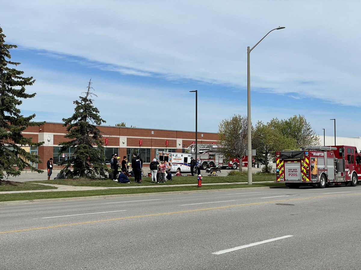 PRPS_JoelD's tweet photo. @Peel_Paramedics working hard at the warm and cold zone casualty collection points today to triage/treat/transport multiple patients assisted by our partners @PeelPolice, @BramptonFireES, @MississaugaFES #prptraining https://t.co/75FjdZDkVT