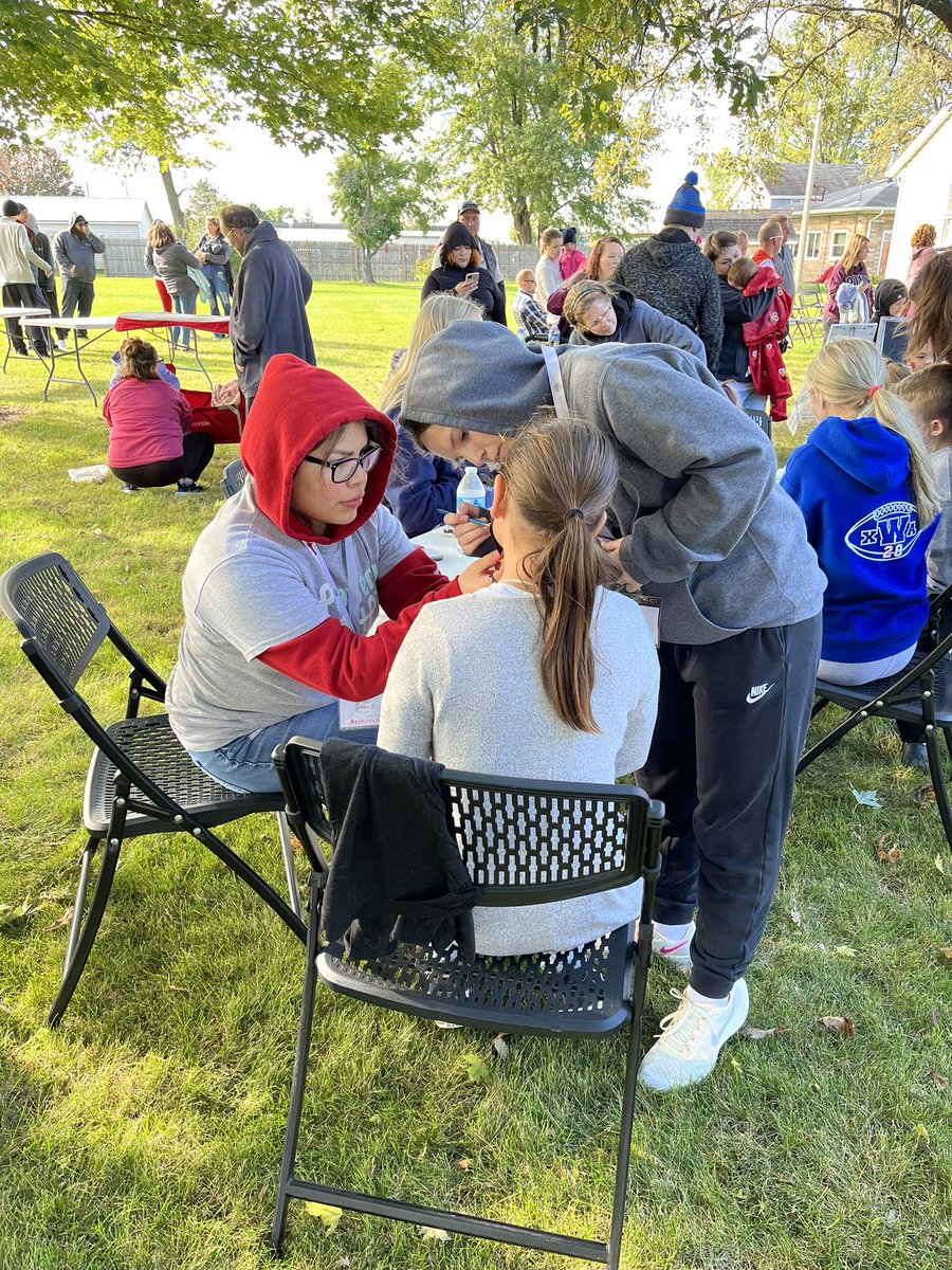 phpatriots_art's tweet photo. Above and Beyond
These ladies came out this morning (most after volleyball practice) to paint faces at SGM’s memorial 5K and walk! So blessed to be able to teach such a wonderful group of young adults! https://t.co/CvxbnFPyOm