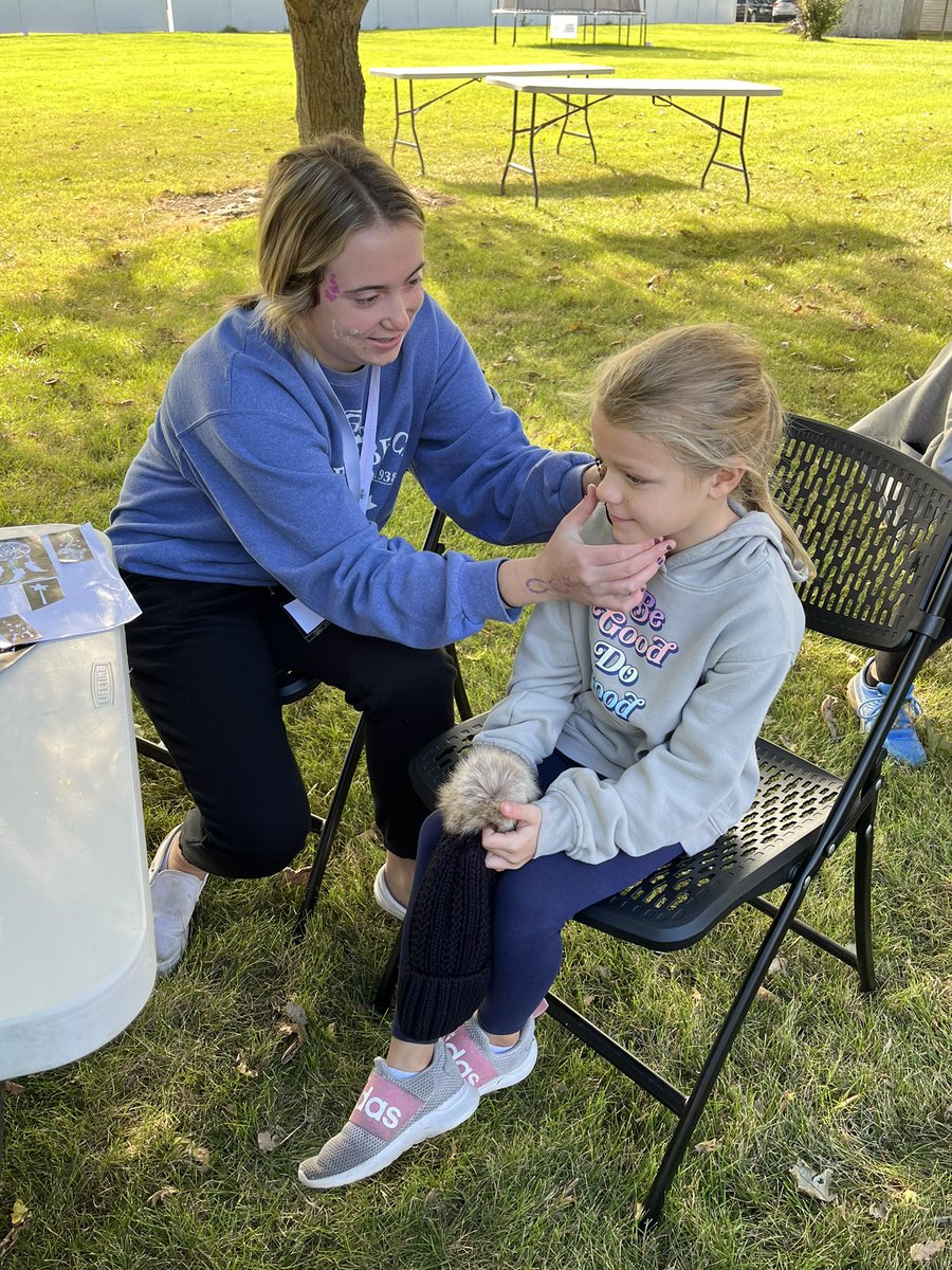 phpatriots_art's tweet photo. Above and Beyond
These ladies came out this morning (most after volleyball practice) to paint faces at SGM’s memorial 5K and walk! So blessed to be able to teach such a wonderful group of young adults! https://t.co/CvxbnFPyOm