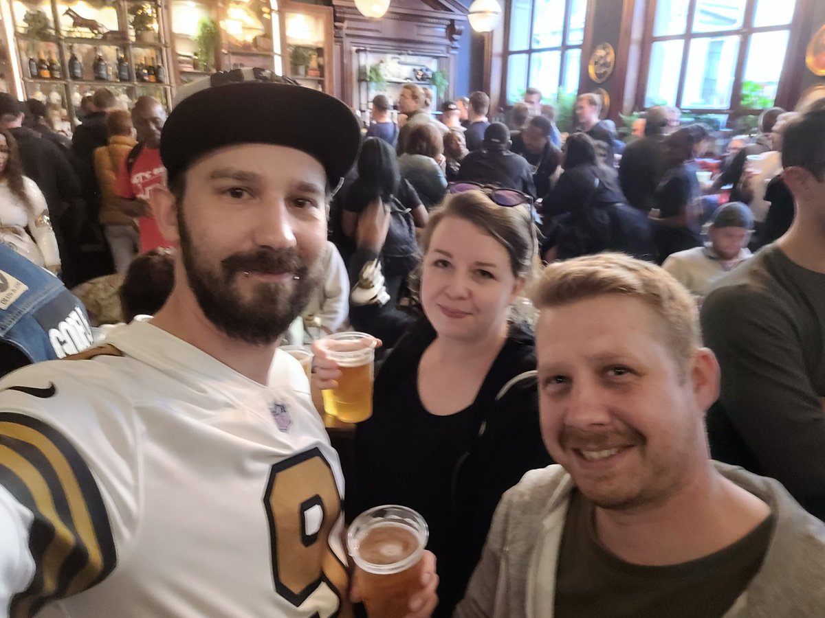 _altoel_'s tweet photo. Arrived at #Saints Fan pub 
@Saints_Germany 
#WhoDat #londongames #nfl https://t.co/huEqZe0qBg