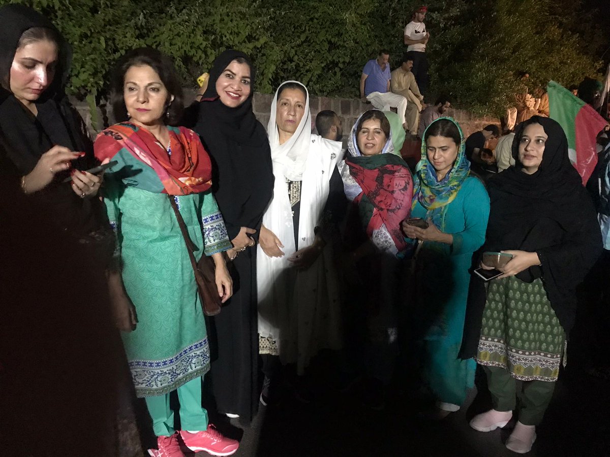 wing_region's tweet photo. ہمت ہے تو آؤ عمران خان کو گرفتار کرو!
پی ٹی آئی وومن ونگ اسلام آباد ریجن پریذیڈنٹ منیرہ جاوید صاحبہ اور جنرل سیکرٹری میمونہ کمال صاحبہ اپنی پوری ٹیم کے ہمراہ  عمران خان کی سیکورٹی کیلئے بنی گالہ پہنچ گئی۔ ہم عمران خان کو گرفتار نہیں ہونے دیں گے۔
#کپتان_ہماری_ریڈ_لائن https://t.co/qNEkulwVrI