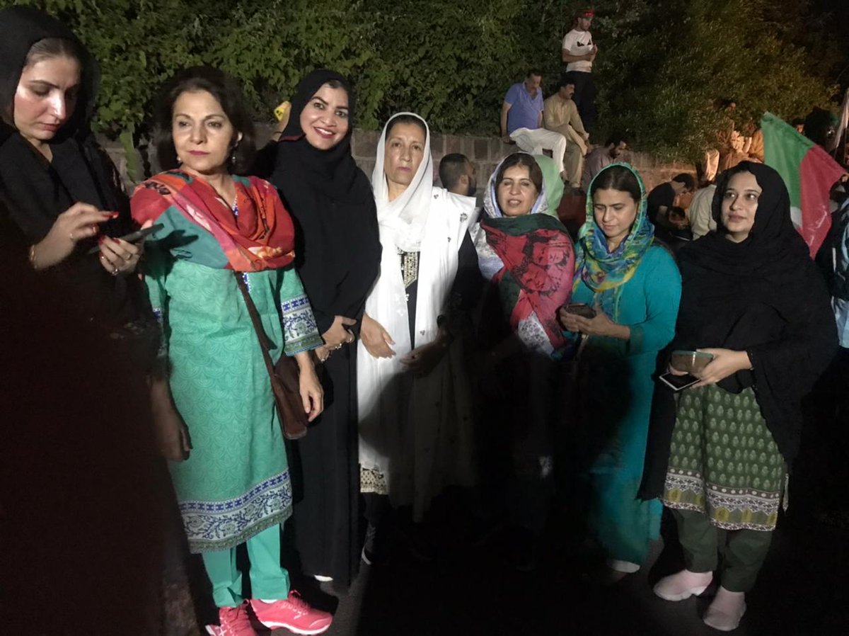 wing_region's tweet photo. ہمت ہے تو آؤ عمران خان کو گرفتار کرو!
پی ٹی آئی وومن ونگ اسلام آباد ریجن پریذیڈنٹ منیرہ جاوید صاحبہ اور جنرل سیکرٹری میمونہ کمال صاحبہ اپنی پوری ٹیم کے ہمراہ  عمران خان کی سیکورٹی کیلئے بنی گالہ پہنچ گئی۔ ہم عمران خان کو گرفتار نہیں ہونے دیں گے۔
#کپتان_ہماری_ریڈ_لائن https://t.co/qNEkulwVrI